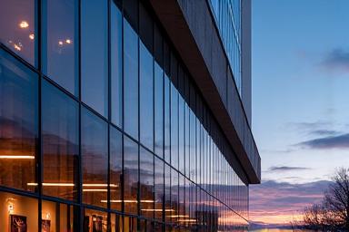 Bahagian luar sebuah bangunan moden pada waktu senja